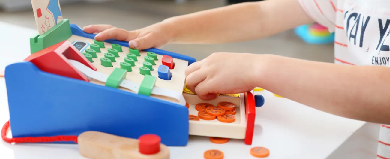 Kind speelt met speelgoed kassa