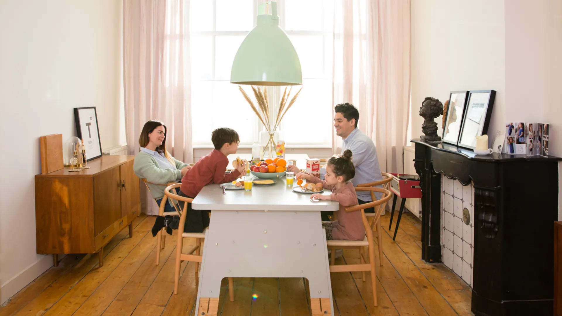 Familie aan keukentafel
