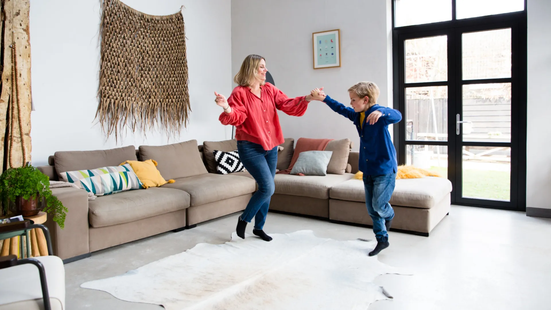 Twee personen dansen door de woonkamer