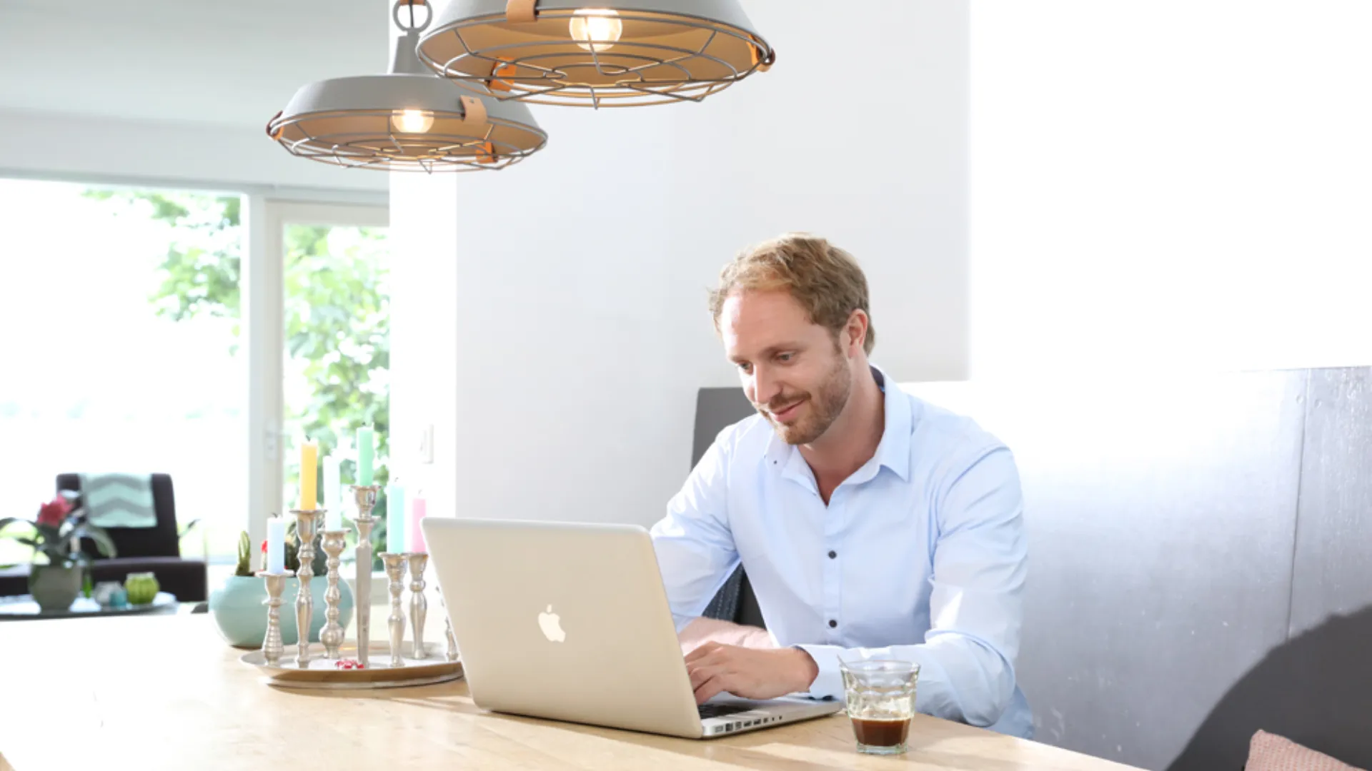 Persoon zit achter laptop