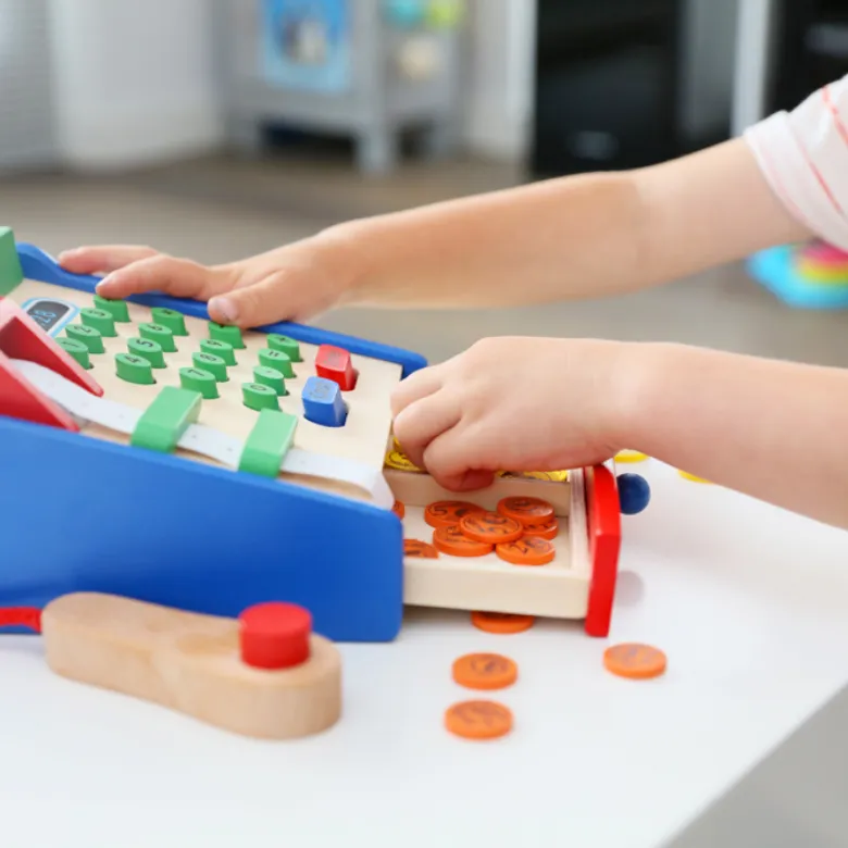 Kind speelt met speelgoed kassa