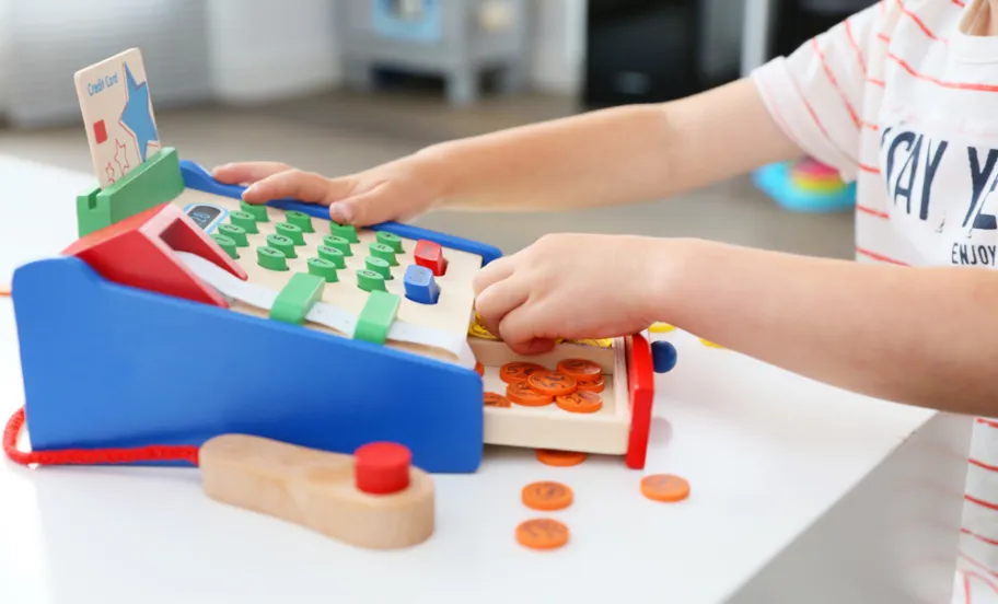 Kind speelt met speelgoed kassa