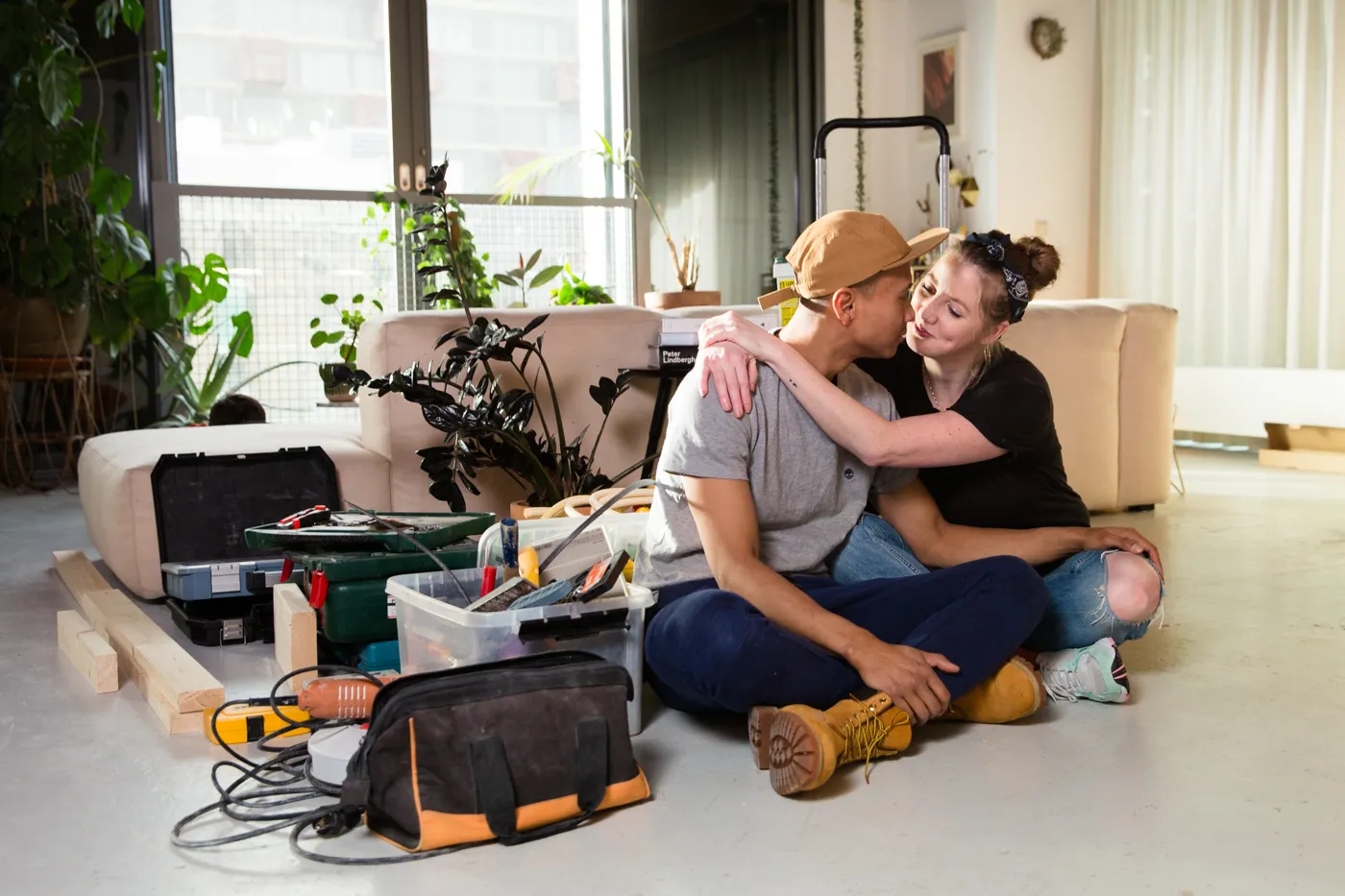 Twee personen omhelzen elkaar