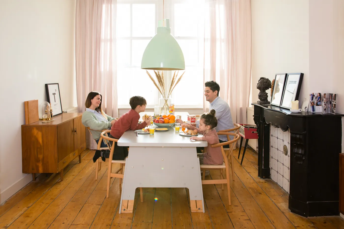 Familie aan keukentafel