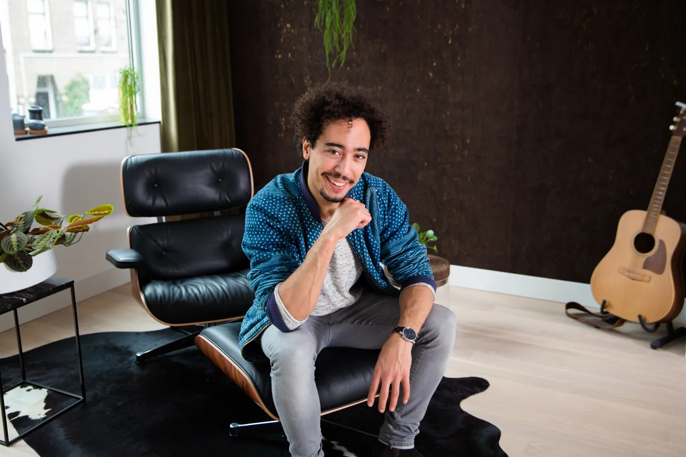 Persoon zit op stoel