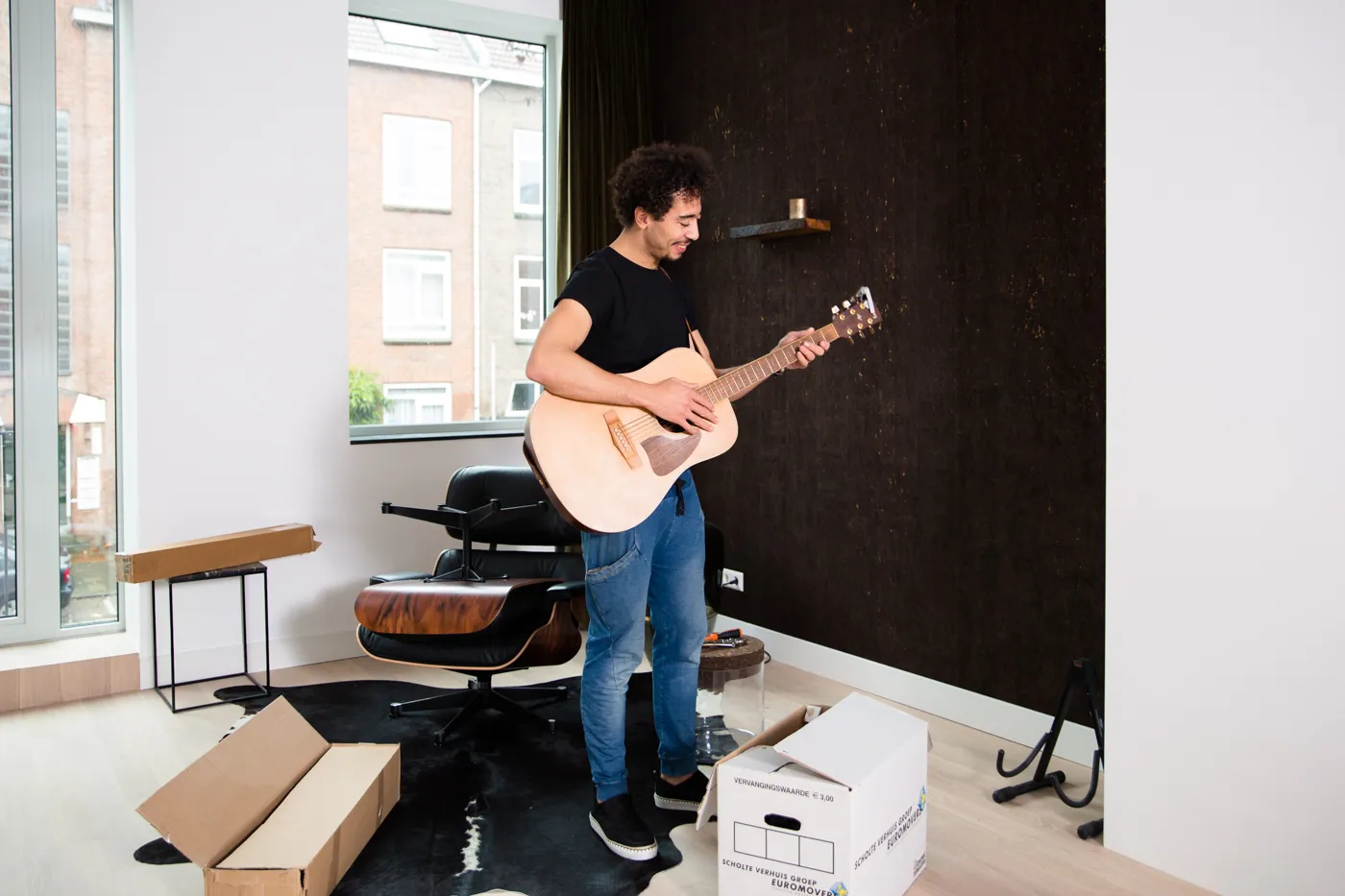 Persoon speelt op gitaar