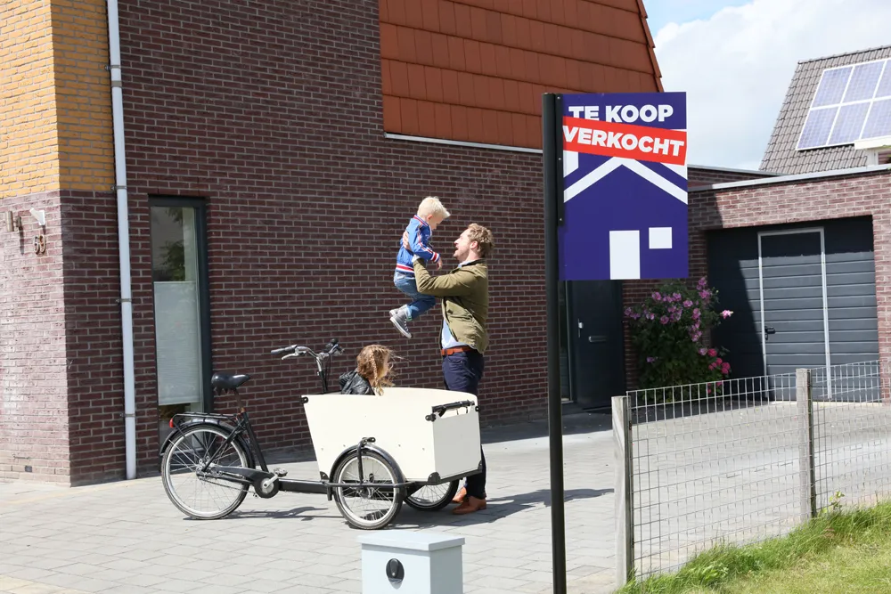 Persoon tilt kind uit bakfiets