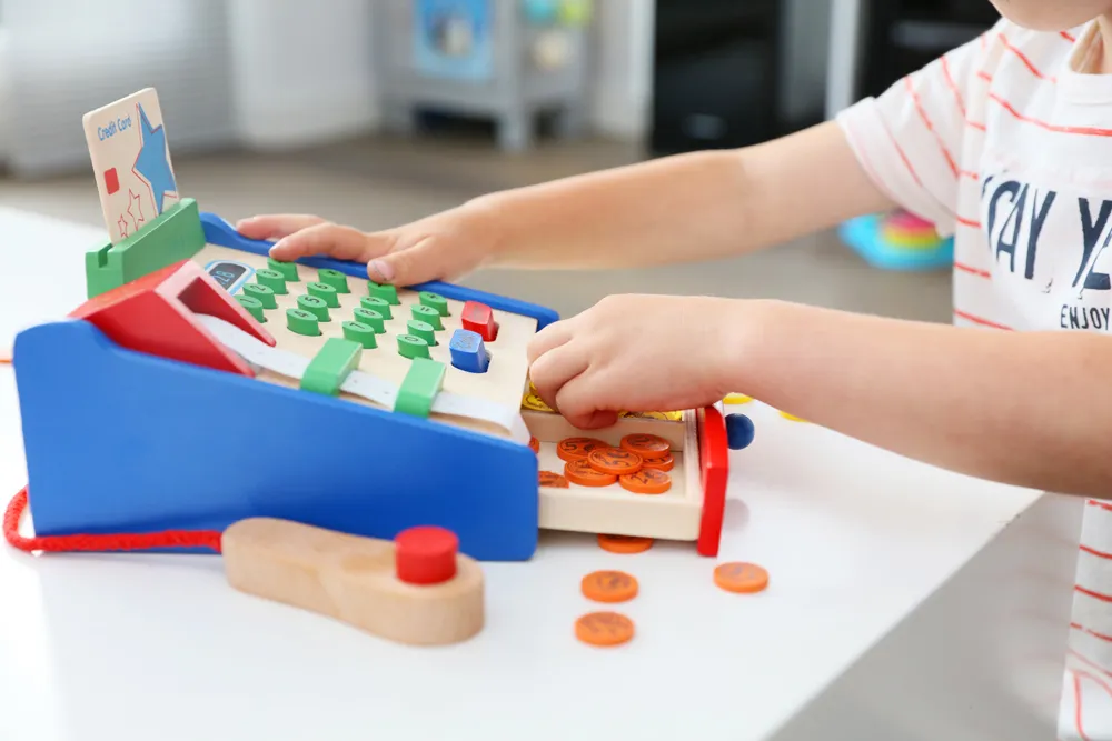 Kind speelt met speelgoed kassa